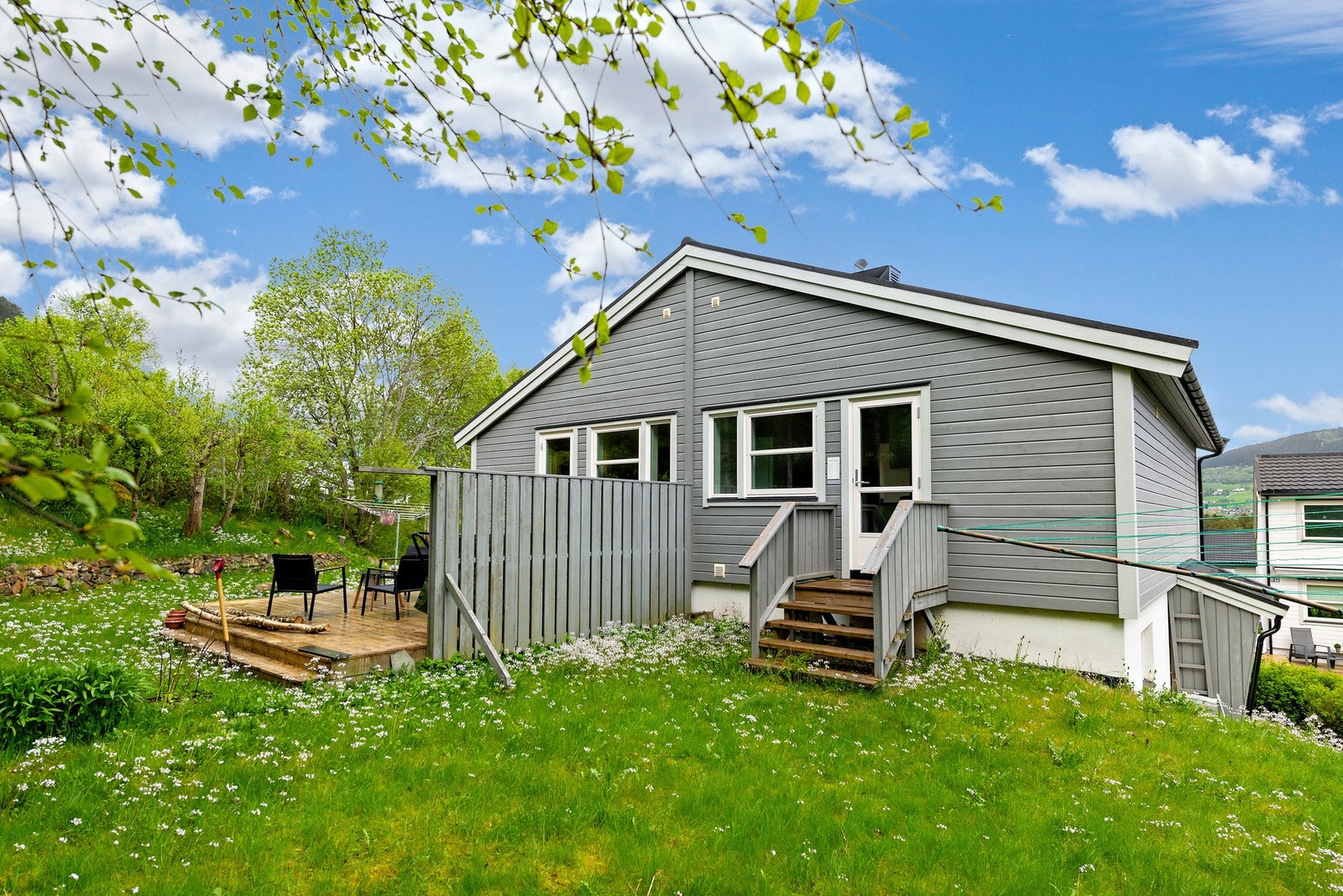 Bakhage med dør inn til kjøkkenet Galleribilde