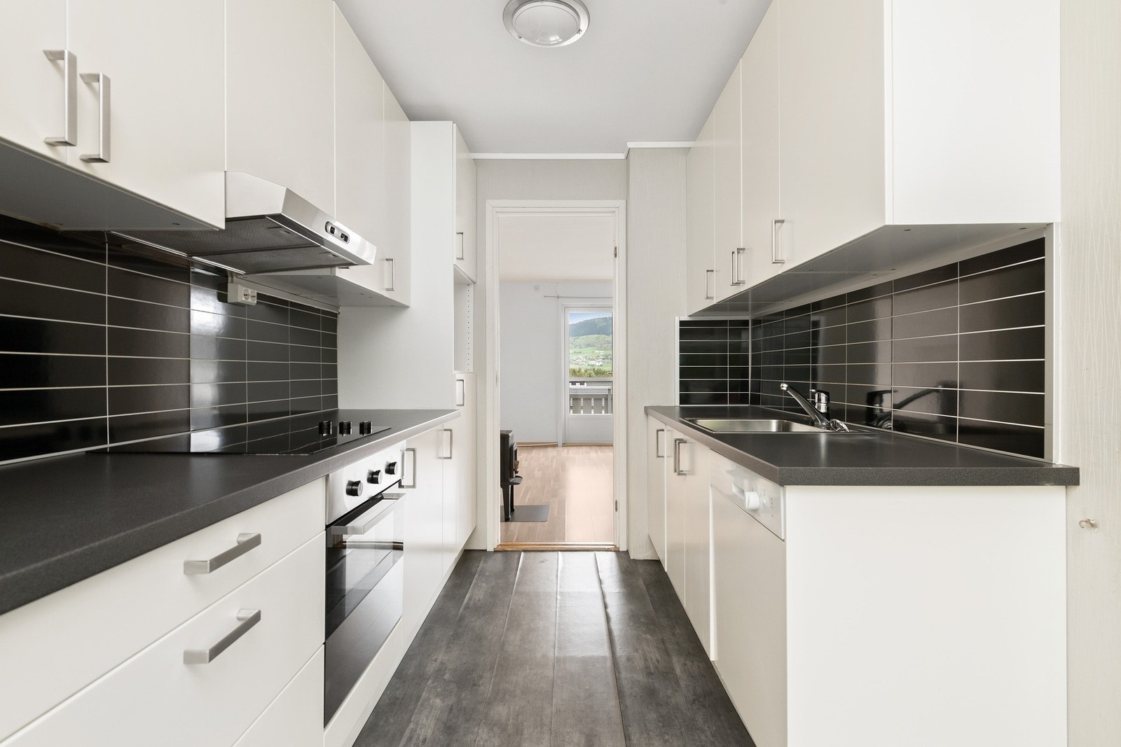 Moderne kjøkken - Det har vært lekkasje under vask som ikke er utbedret. Armatur er løs. Galleribilde