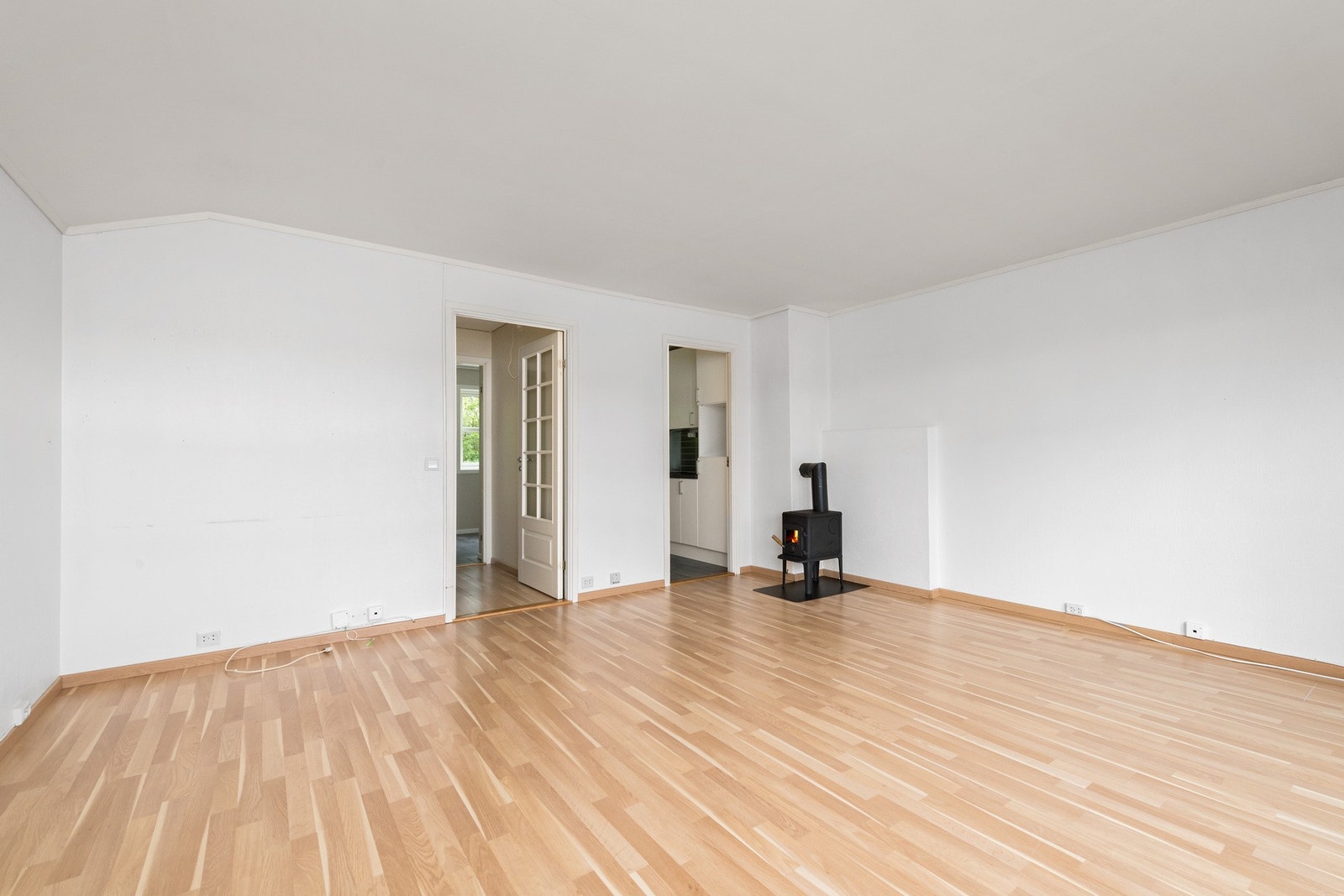 Det er vedfyring i stuen, som gir en god varme på kalde dager Galleribilde