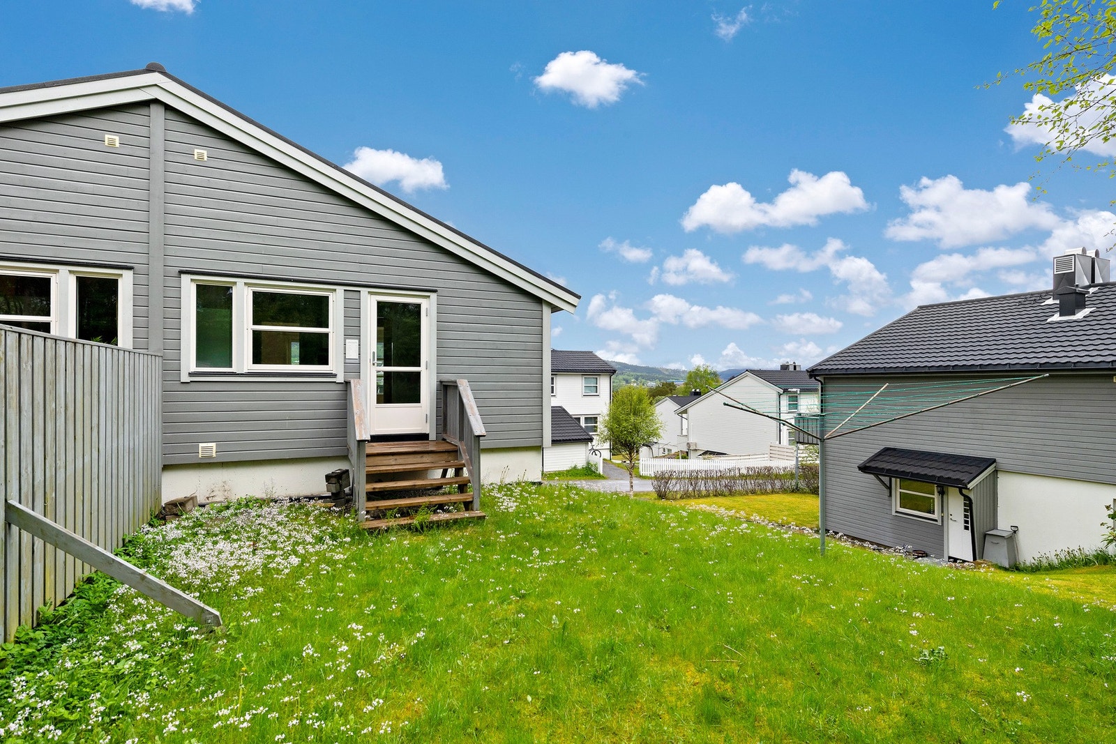 På baksiden av boligen er det en skjermet bakhage med mye potensial Galleribilde