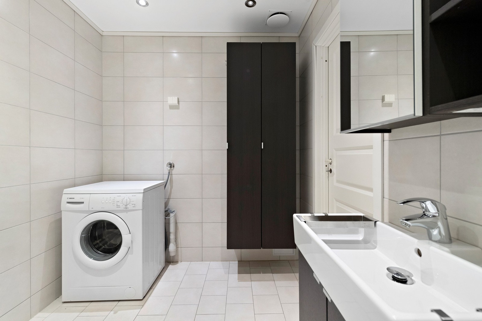 Bad i 1. etasje med opplegg til vaskemaskin Galleribilde