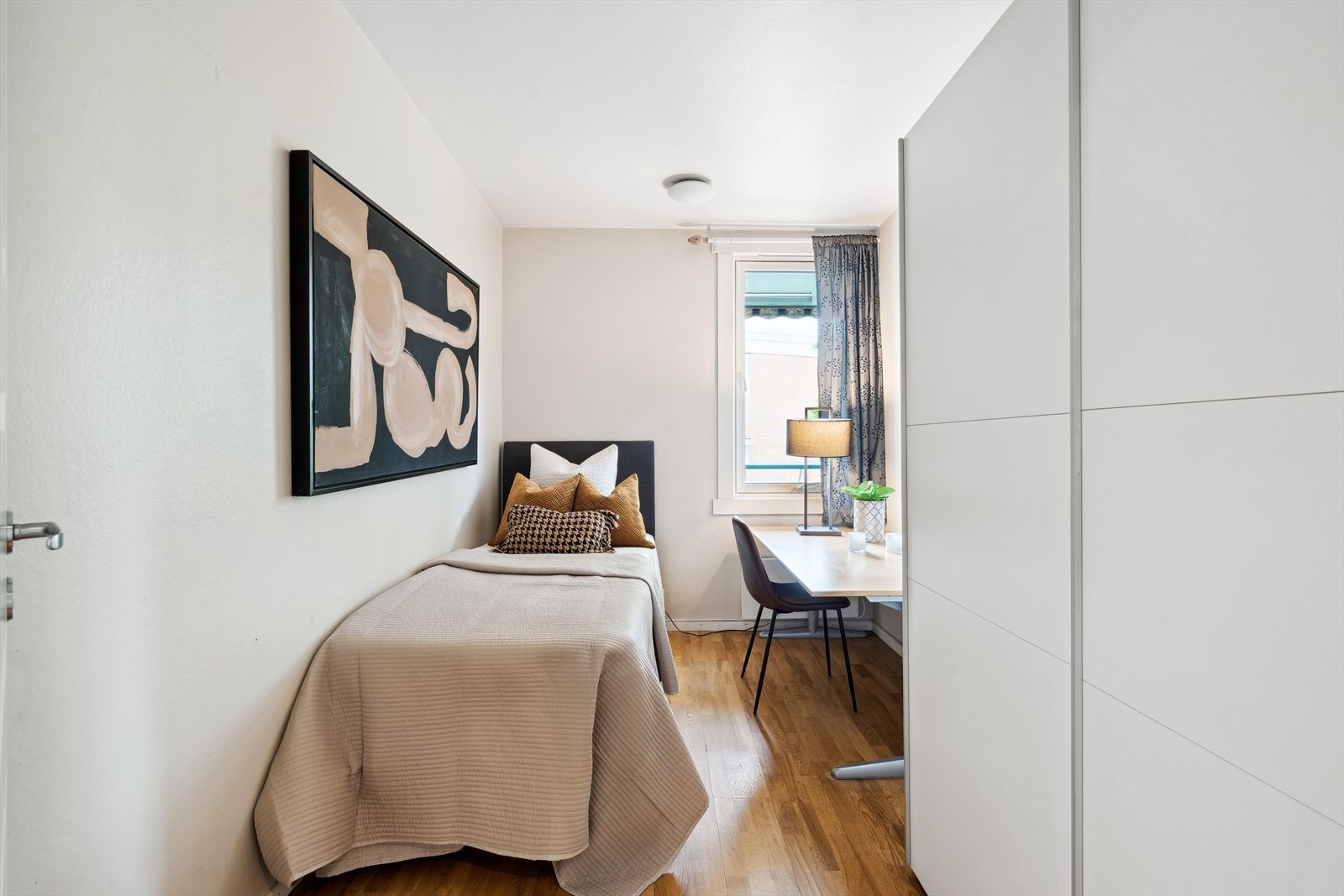 Soverom 2 har også god plass til seng, klesskap og skrivebord. Galleribilde