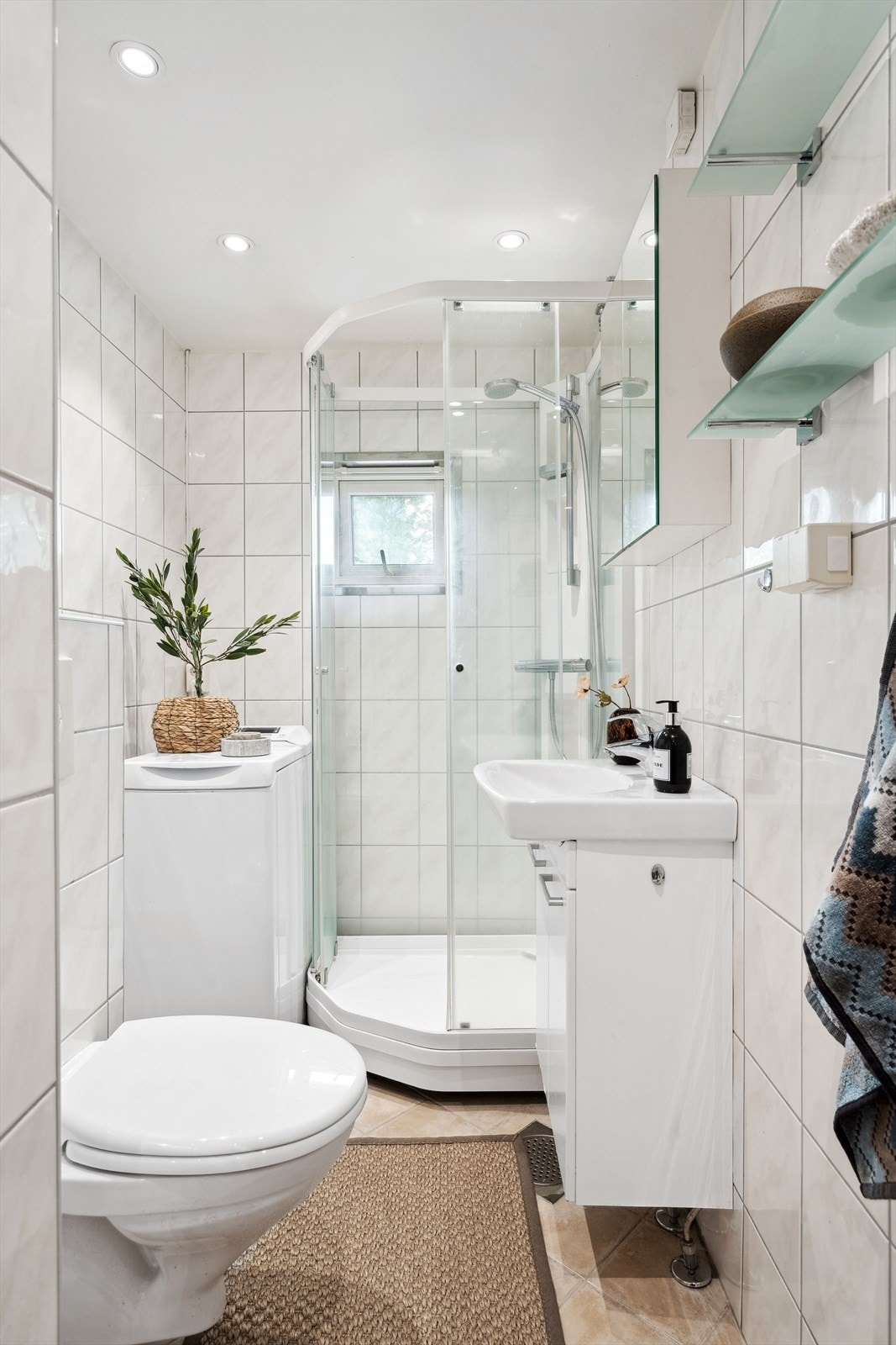 Pent tidløst flislagt bad med god plass, pusset opp i regi av borettslaget i 2010. Galleribilde