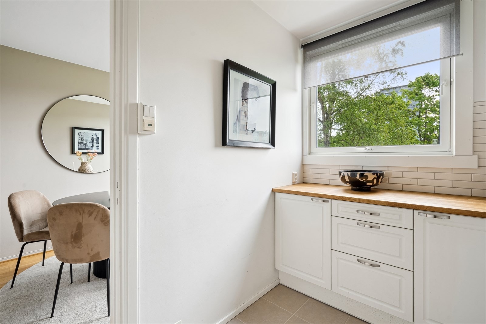 Fin overgang mellom spisestue og kjøkken. Galleribilde