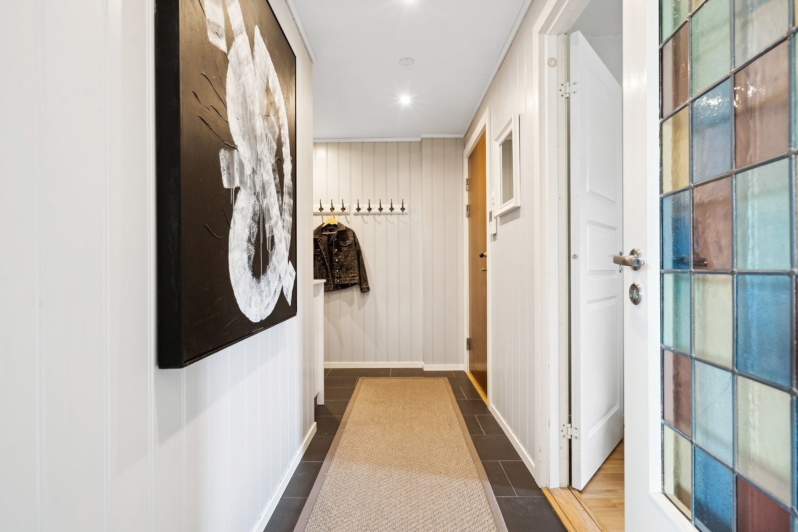 Man ønskes velkommen i en lys og romslig entré med god plass til å henge av seg yttertøyet og sette fra seg sko. Leiligheten er tilknyttet felles callinganlegg med automatisk åpner. Galleribilde