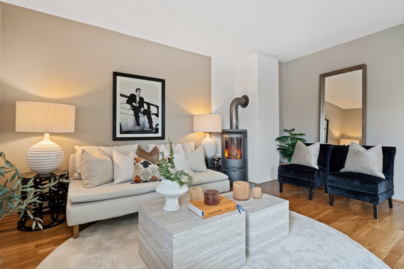 Fin og sosial stue med god plass til sofakrok. Galleribilde