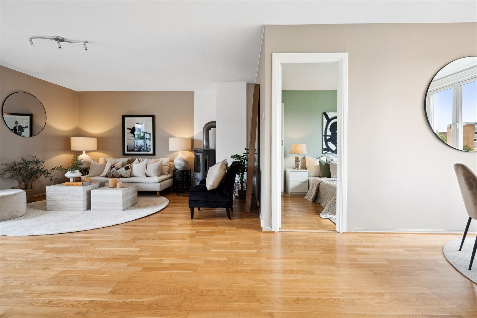 Gjennomgående, lys og luftig leilighet med mange møbleringsmuligheter. Galleribilde