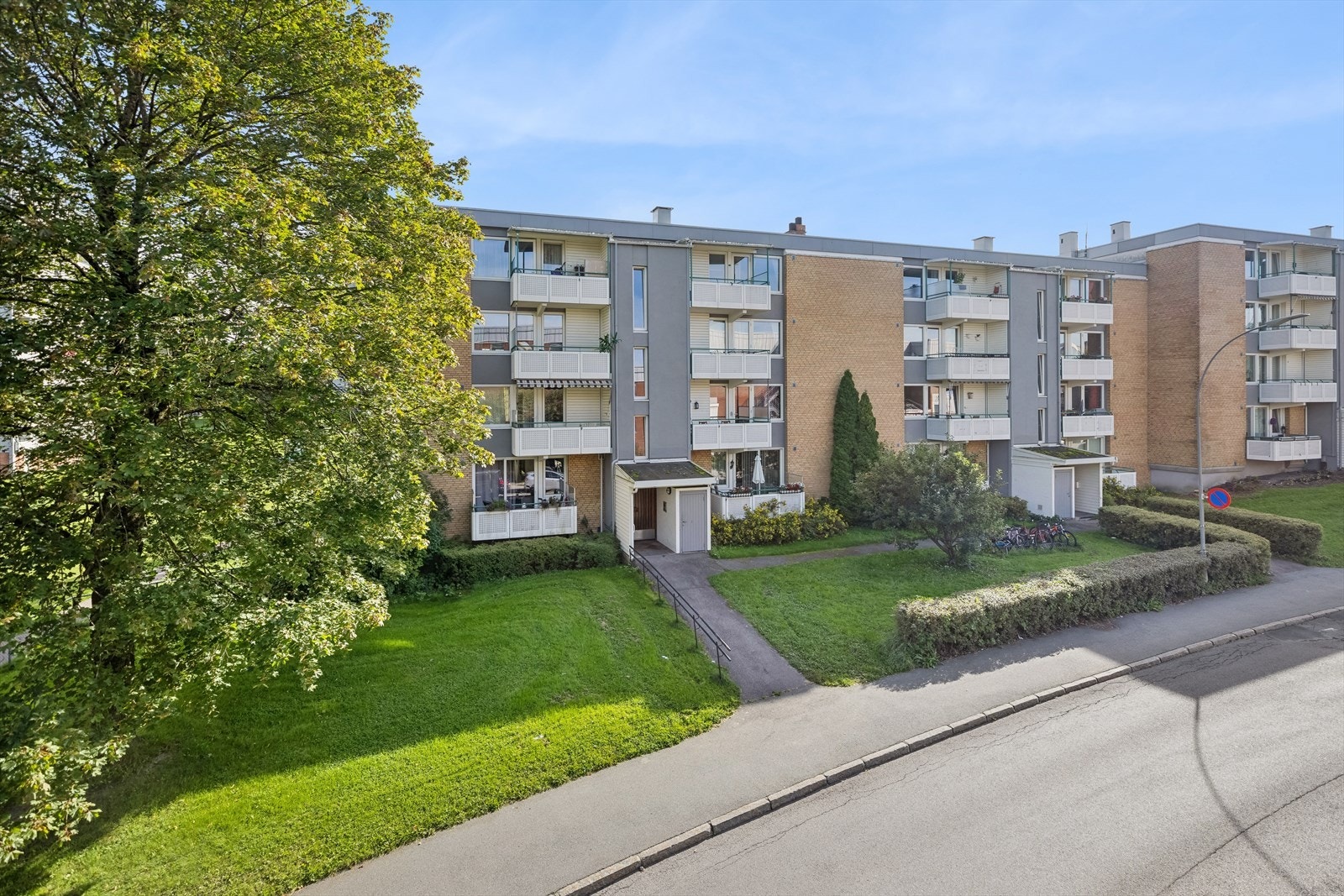 Boligen ligger i et velholdt og attraktivt borettslag på Manglerud. Galleribilde