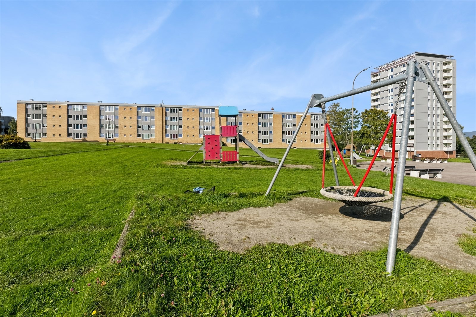 Stor og fin lekeplass rett utenfor hvor de minste kan more seg. Galleribilde