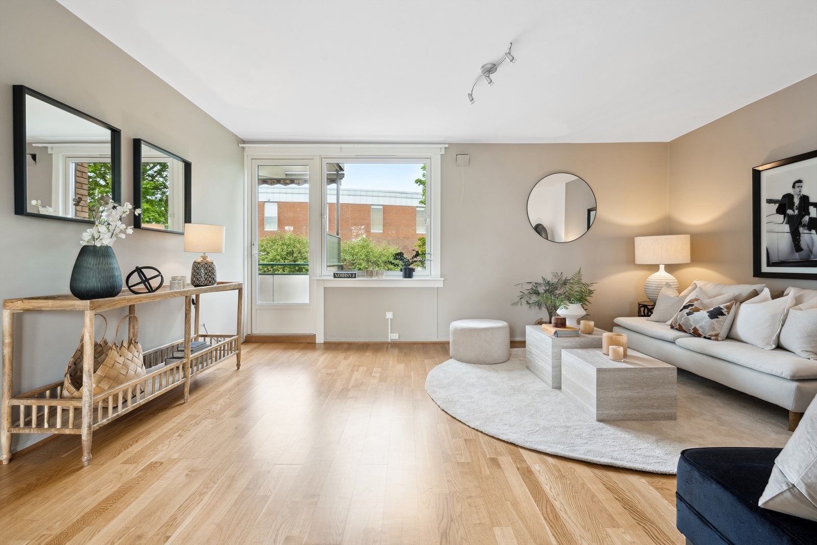 Fra stuen er det utgang til en solrik balkong som vender mot nordvest. Galleribilde