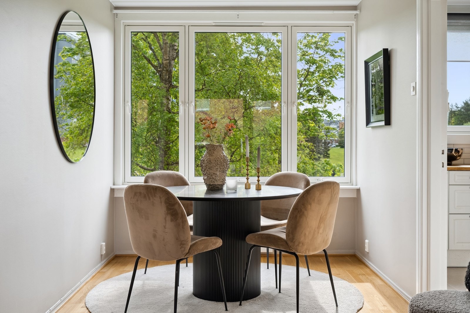 I spisestuen kan det dekkes opp til sosiale sammenkomster rundt middagsbordet. Galleribilde