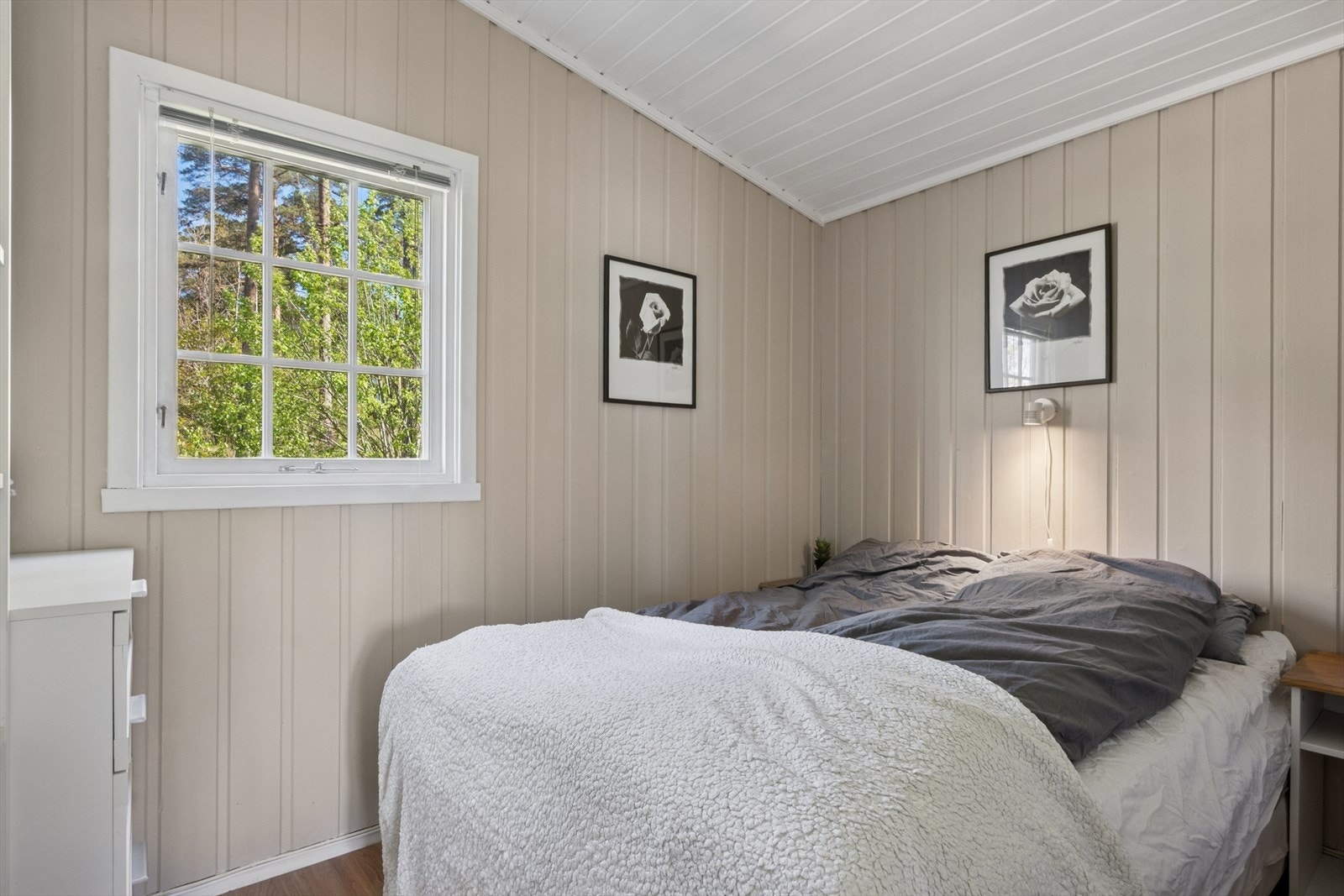 Lyst og romslig hovedsoverom med plass til dobbeltseng og tilhørende møblement. Galleribilde