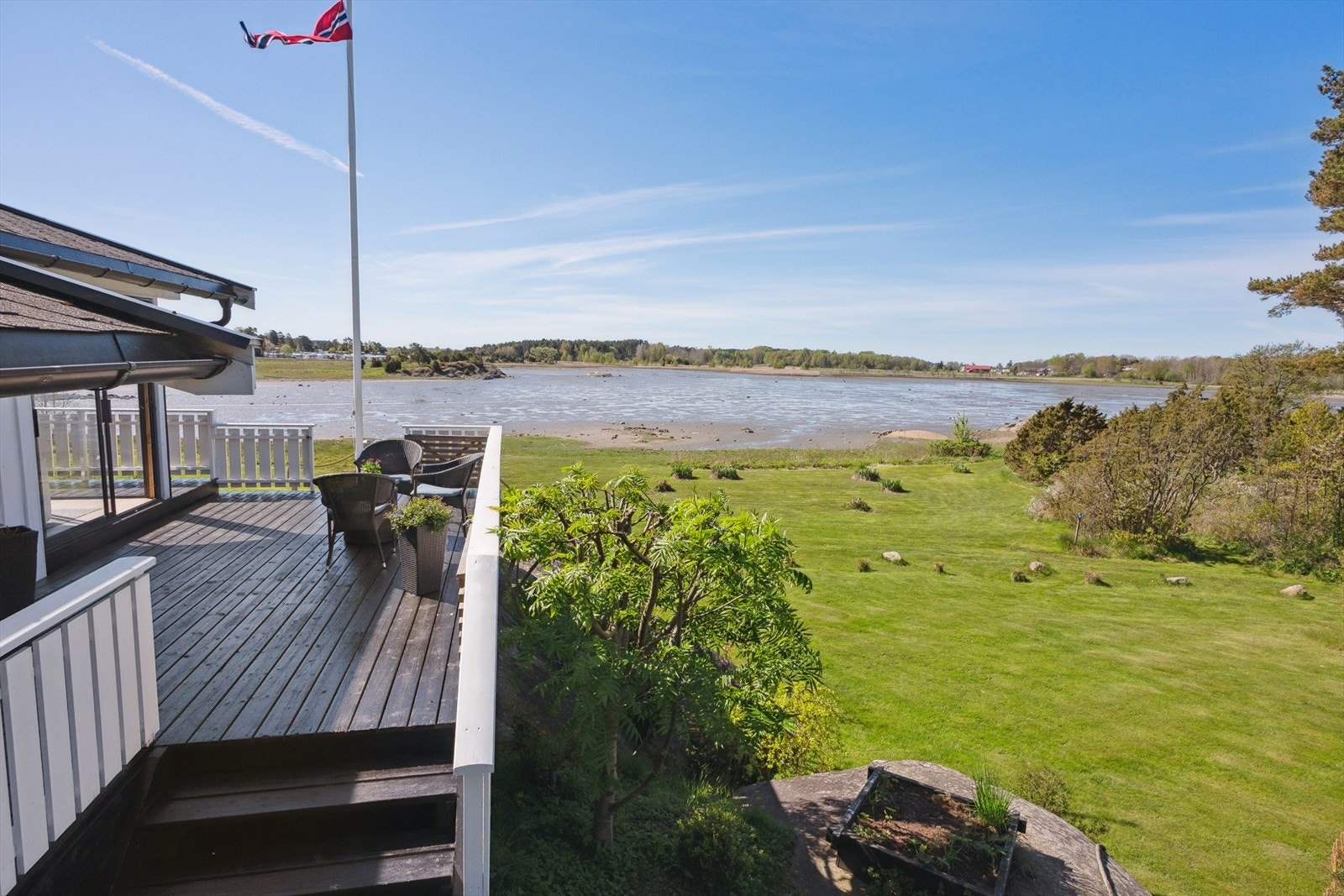 Utsikten over fjorden ønsker deg velkommen allerede ved inngangspartiet Galleribilde