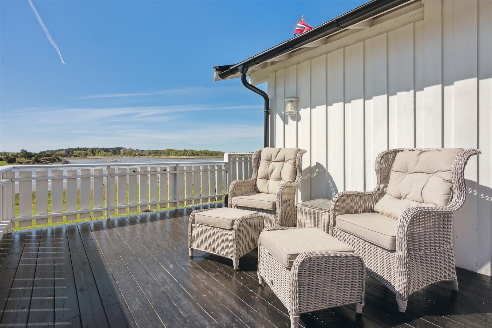 Flere hyggelige uteplasser gir gode solforhold gjennom hele dagen - her kan du følge solen rundt eiendommen Galleribilde