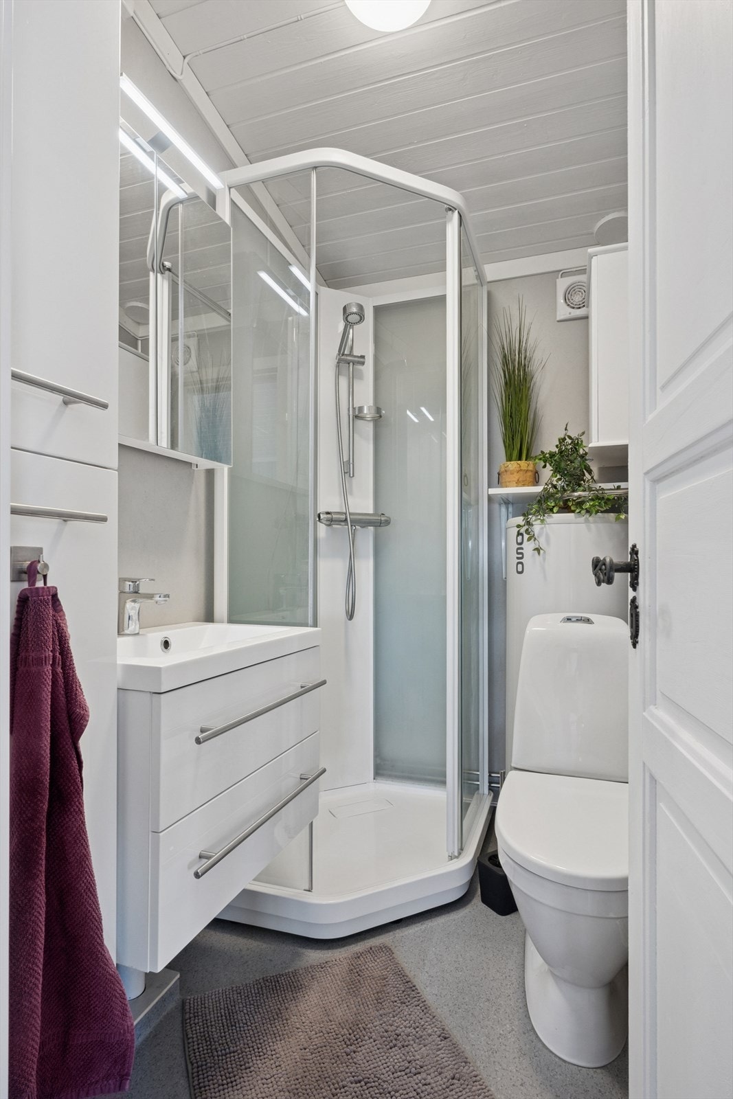 Nytt og praktisk bad fra 2023, innredet med dusjkabinett, toalett og servant med underskap. Galleribilde