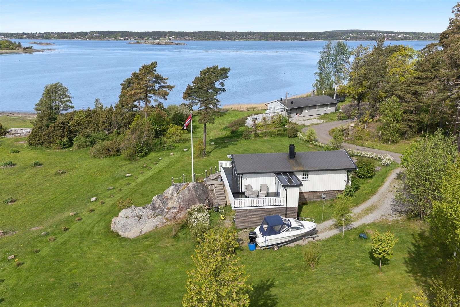 Det medfølger egen båtplass - kun en kort spasertur unna eiendommen. Galleribilde