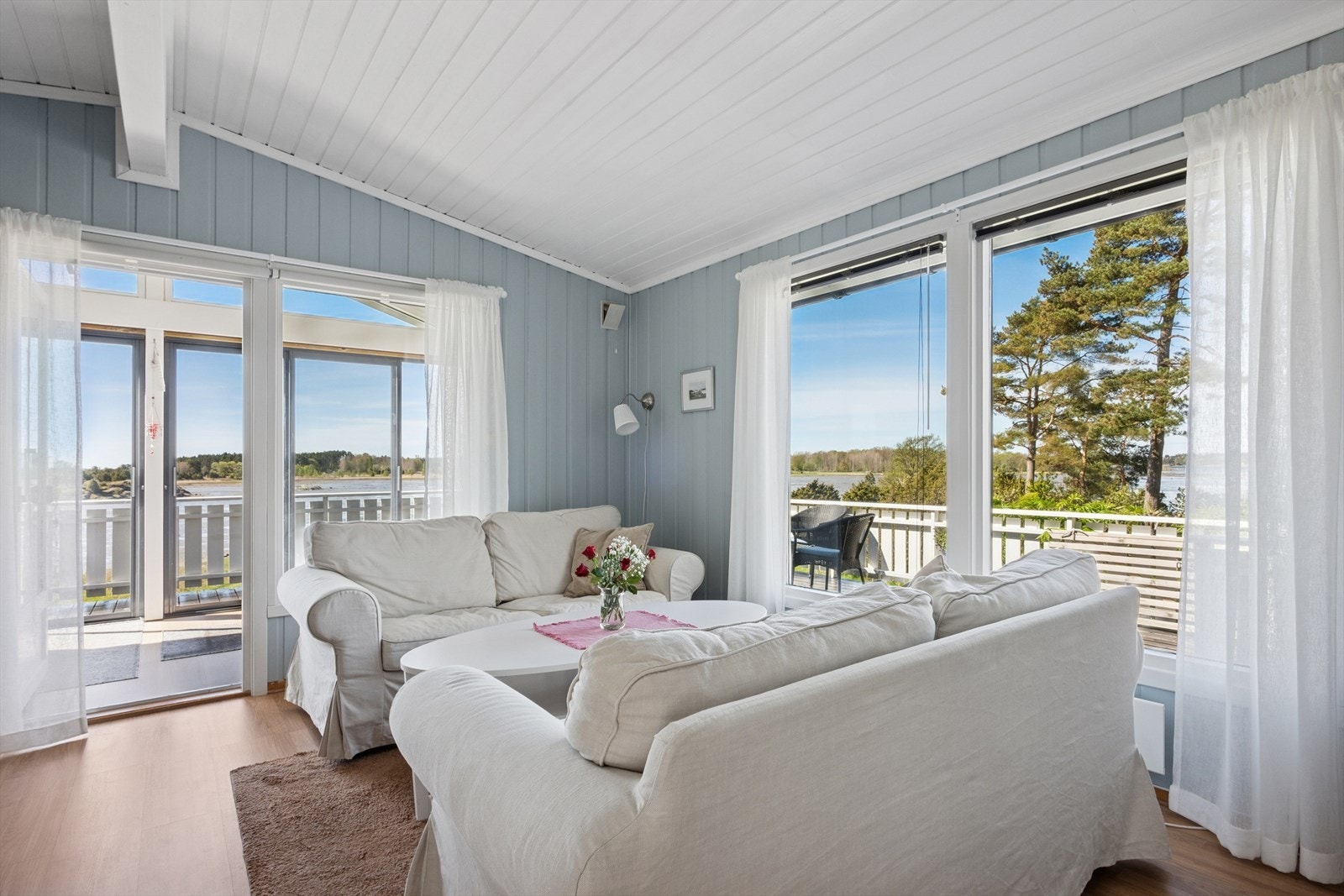 Store vindusflater slipper inn rikelig med naturlig lys og rammer inn utsikten mot fjorden Galleribilde