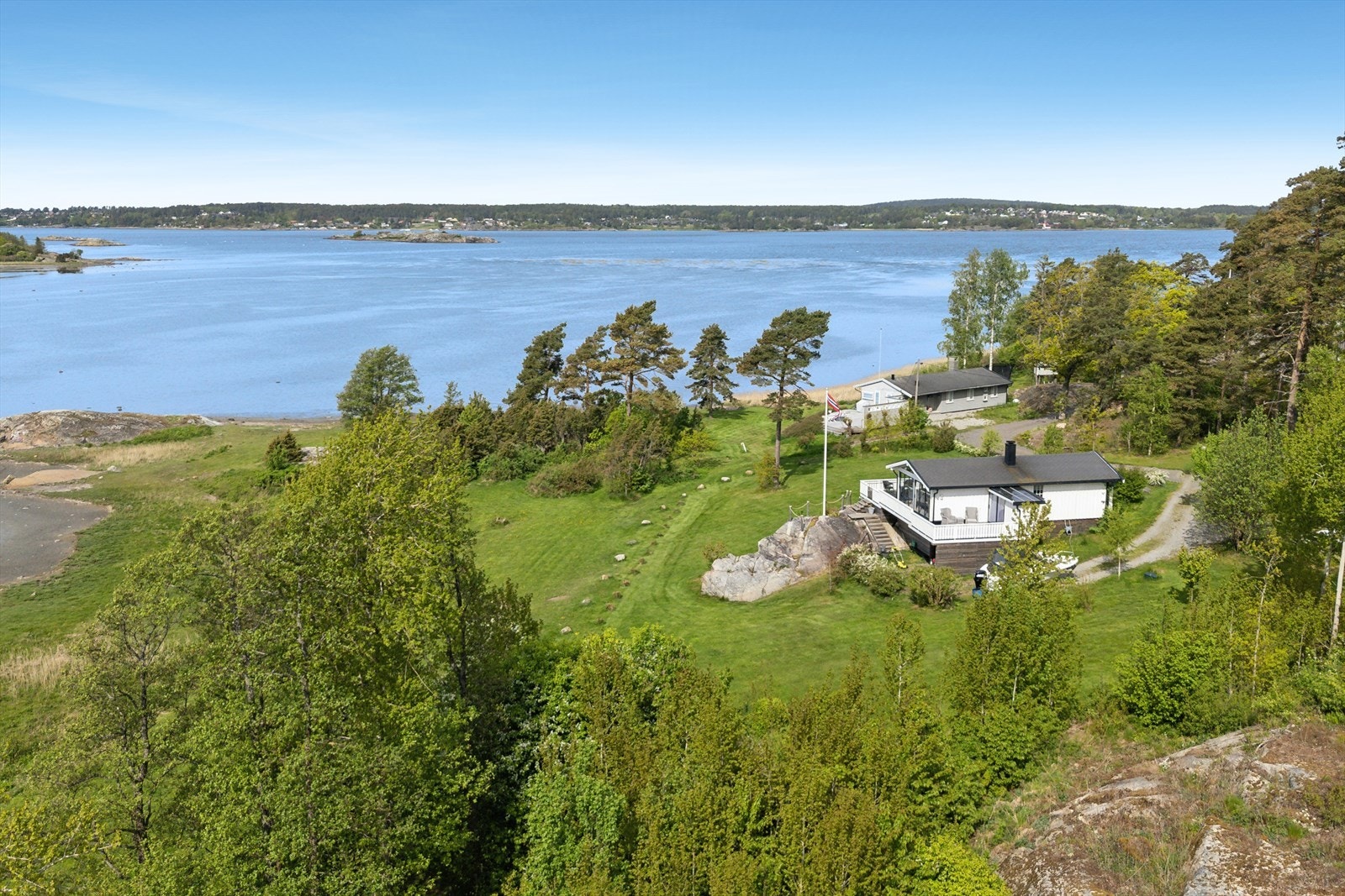 Fritidsboligen har en idyllisk beliggenhet på populære Oven - med nærhet til sjø, natur og vakker skjærgård Galleribilde