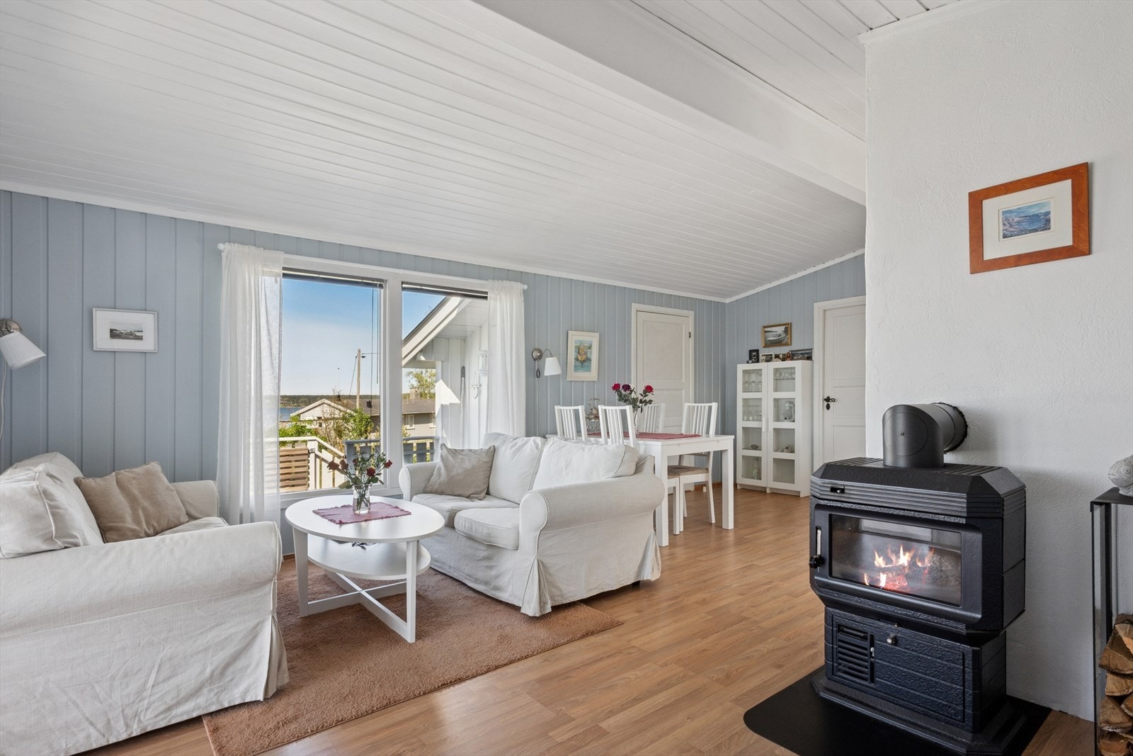 Peisovnen gir både varme og hygge - perfekt for kjølige vår- og høstkvelder. Galleribilde