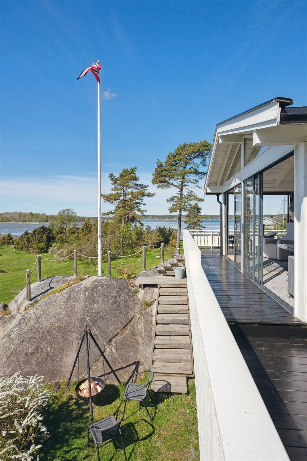 Vinterhagen åpner opp til verandaen og skaper en naturlig flyt mellom inne og ute Galleribilde