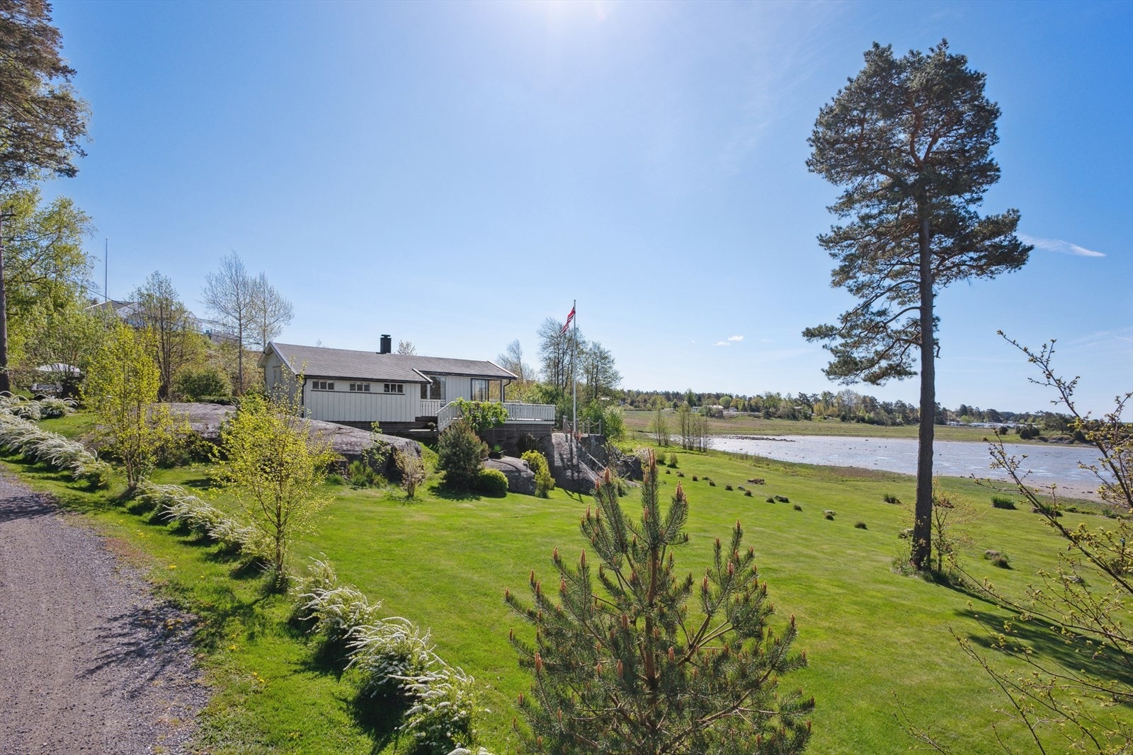 Her får du en fritidseiendom nær vannet, med ro, utsikt og naturopplevelser rett utenfor døren. Galleribilde