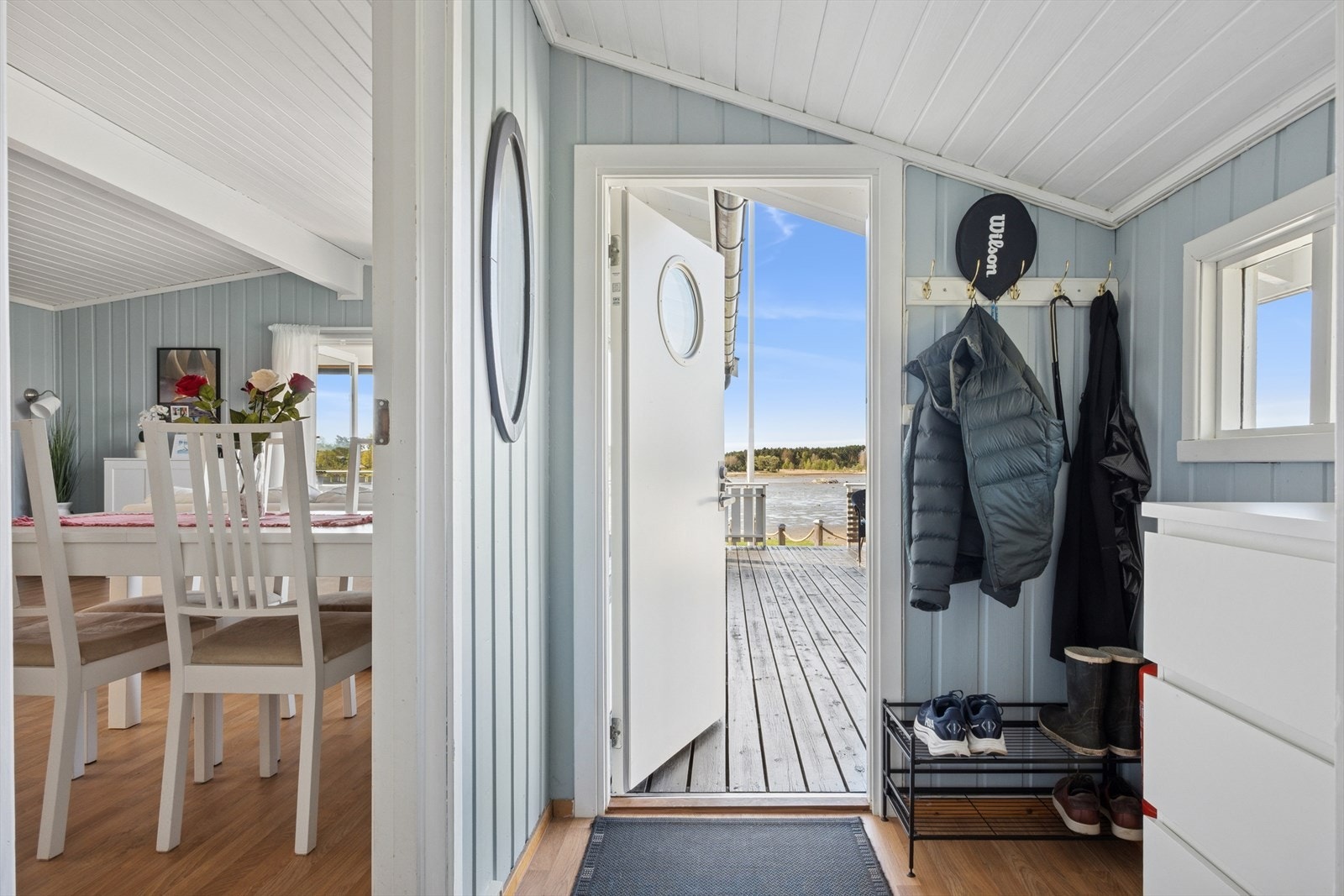 Lys og trivelig entré med plass til yttertøy - en hyggelig velkomst inn i hytta Galleribilde