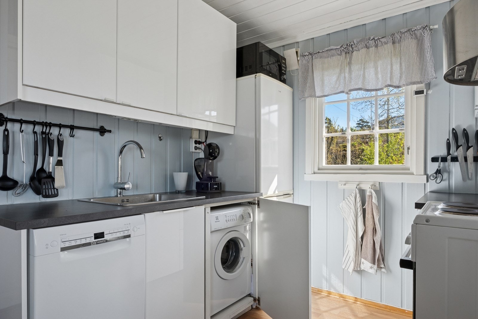 Hvitevarer som Frittstående komfyr, kjøl/fryseskap, vaskemaskin og oppvaskmaskin er inkludert Galleribilde