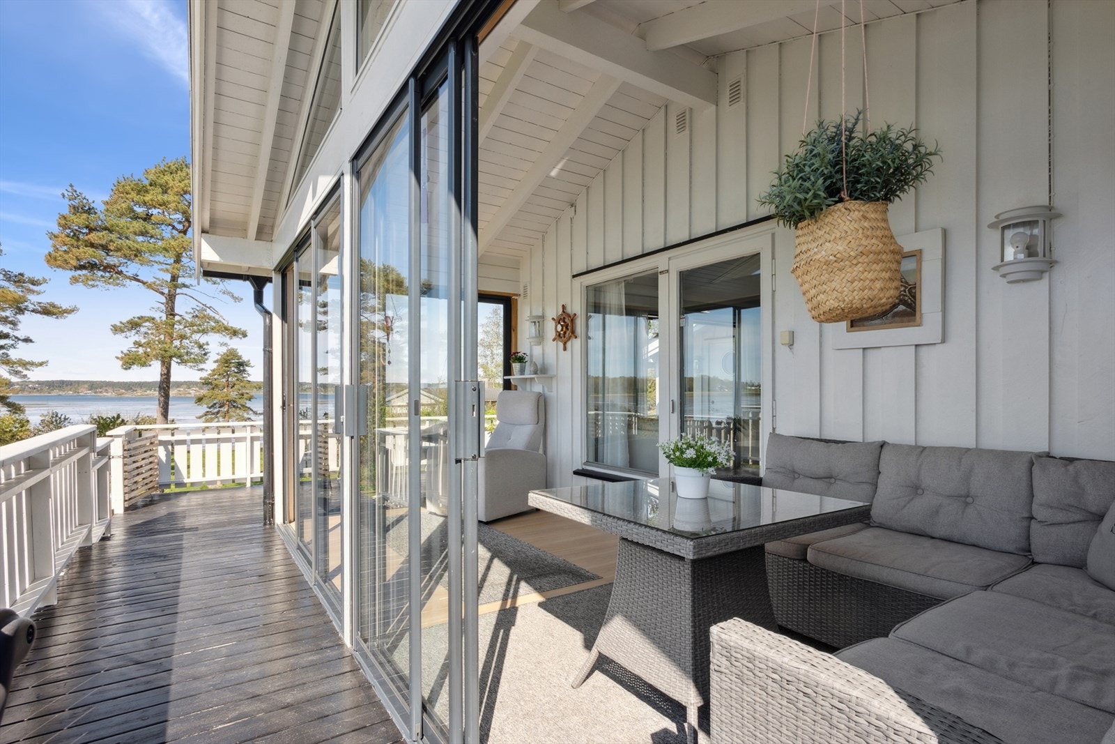 Vinterhagen kan åpnes mot verandaen og fungerer som en fleksibel forlengelse av både stue og uteplass Galleribilde