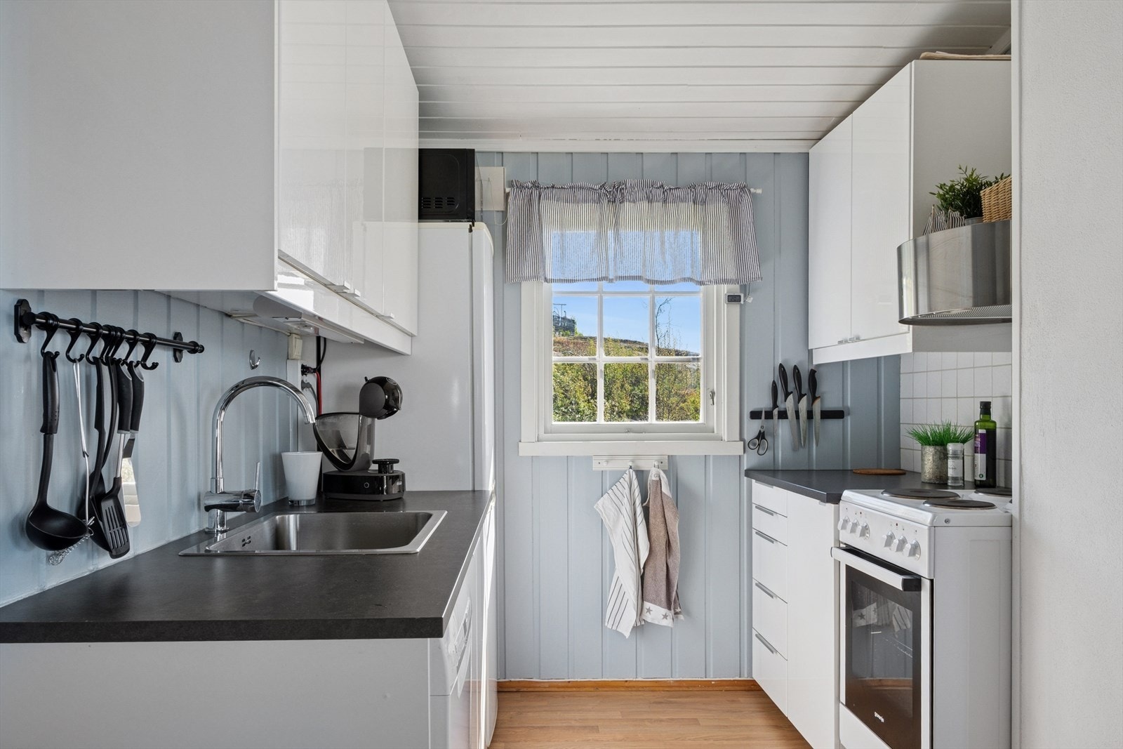 Stilrent og praktisk kjøkken med hvit innredning og slette fronter - oppgradert i 2016 Galleribilde