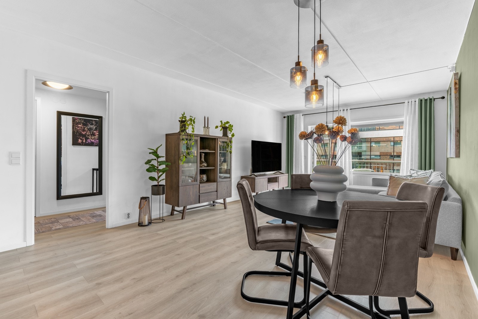 Ved eget ønske og behov, kan det fås plass til et større spisebord! Galleribilde