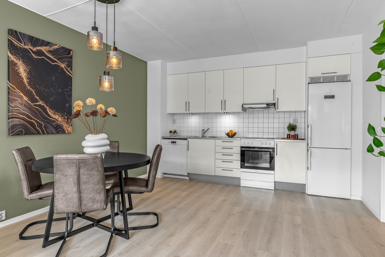 Fliser mellom benkeplaten og høyskapene. Galleribilde