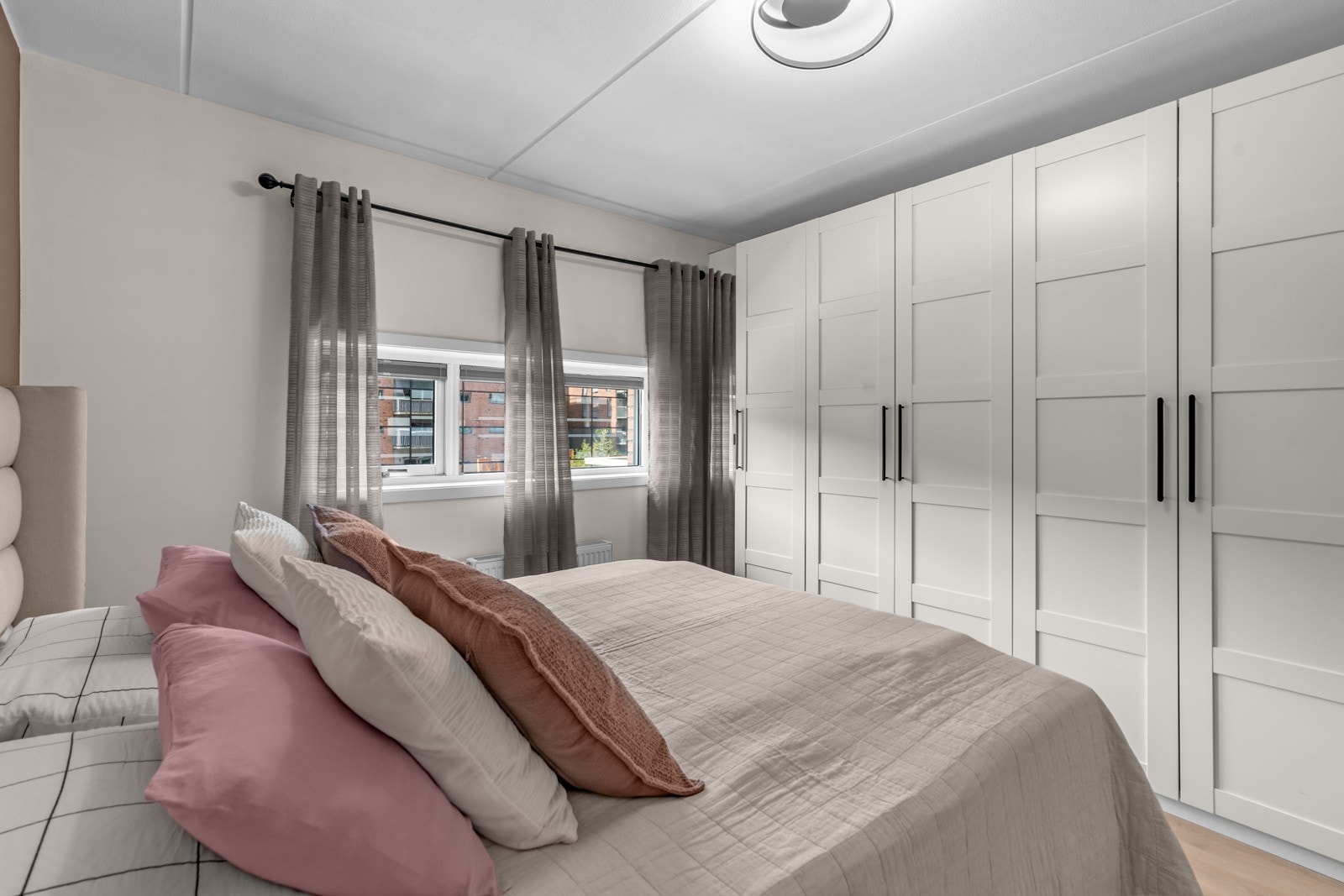 Her er det godt med oppbevaringsplass til klær og tilbehør. Galleribilde