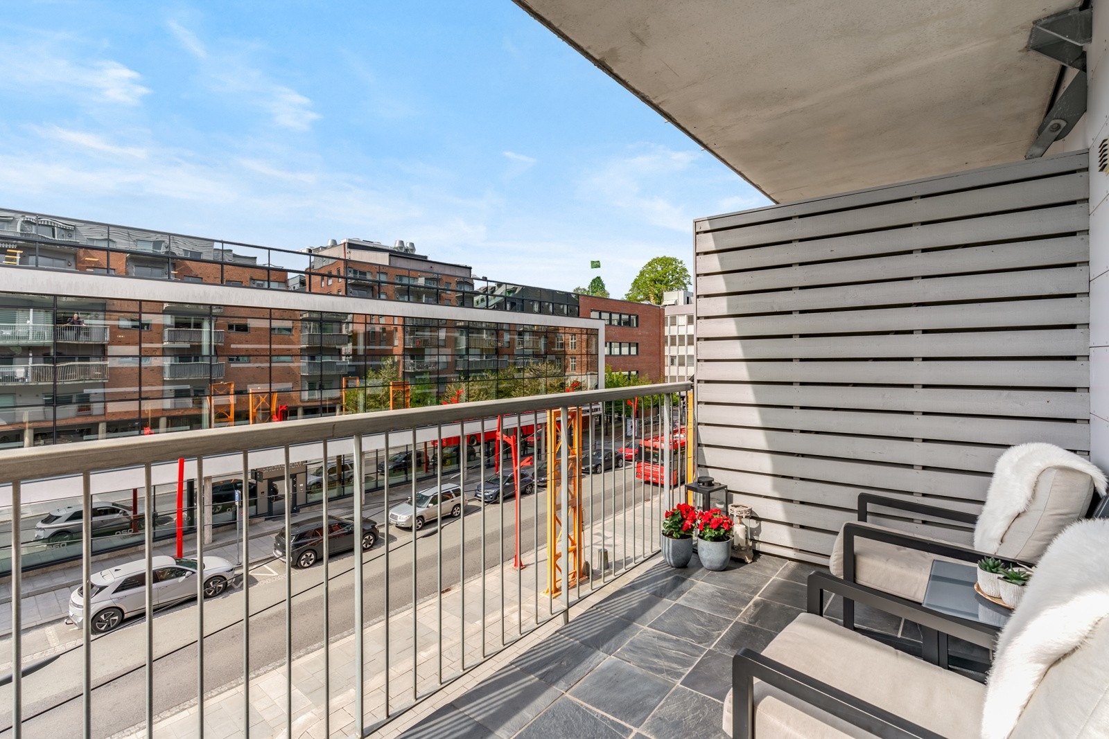 Balkongen er yndet som et ekstra sted å tilbringe tiden utendørs på sommertid. Galleribilde