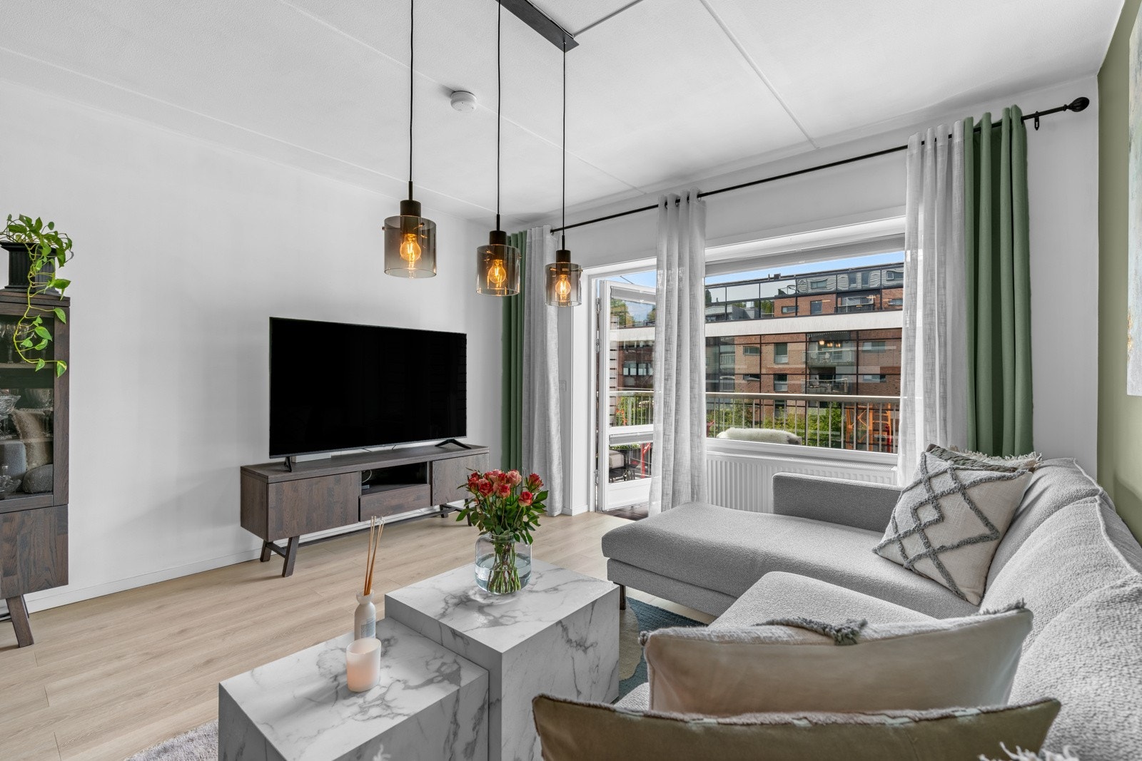 God plass til å dele rommet inn i en TV-seksjon og spisestueseksjon. Galleribilde