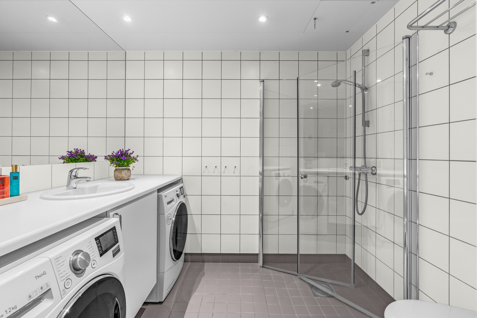 Benken over er praktisk for klesvasken og ekstra hylleplass til toalett- og vaskesaker. Galleribilde