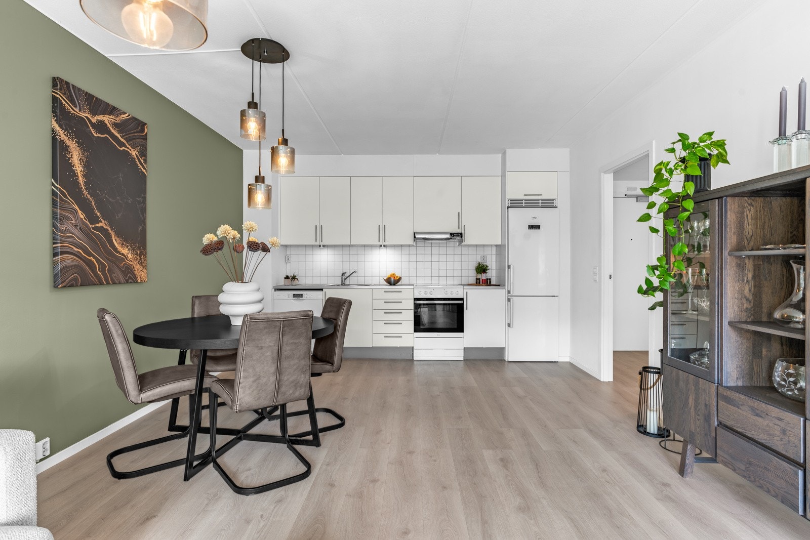 Kjøkkeninnredningen er fra byggeår og består av hvite glatte fronter. Galleribilde