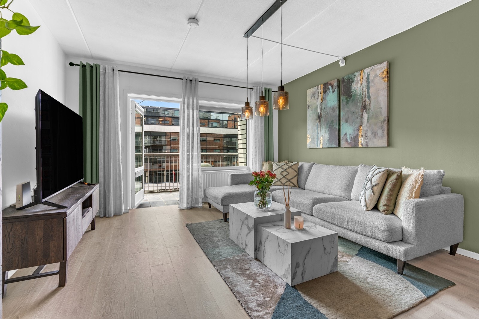 Her kan det innredes med hjørnesofa, stuebord, Tv-møblement, bokhyller og en romslig spisebord. Galleribilde