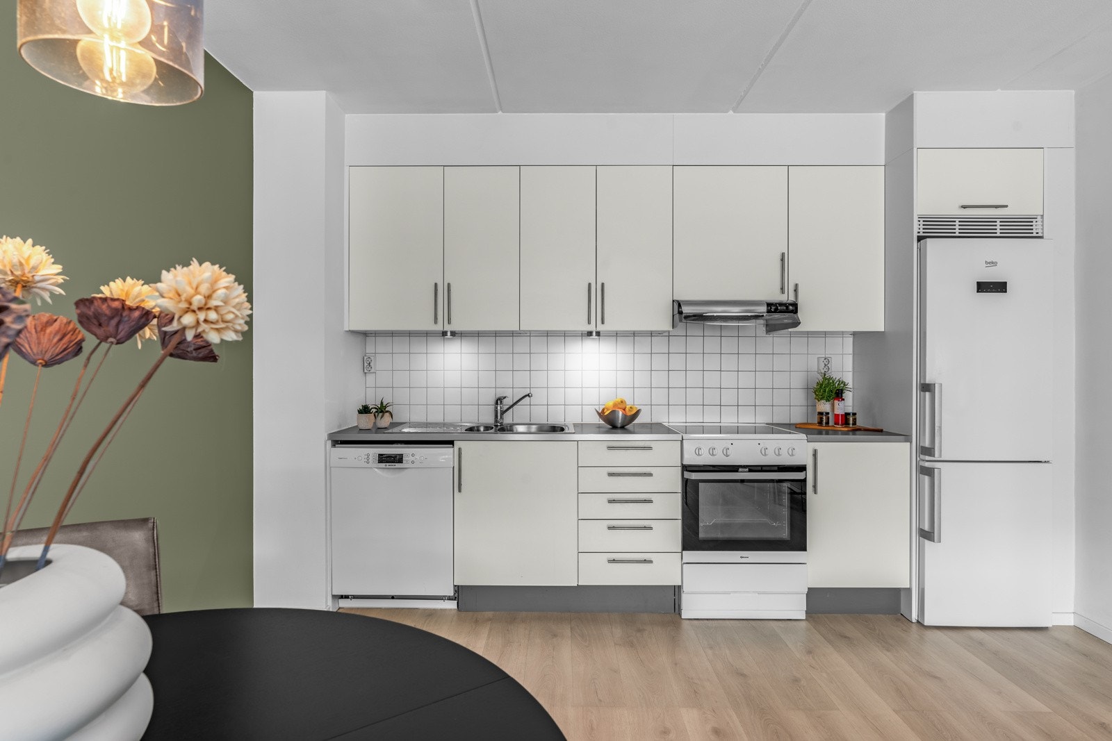 Belysning under høyskap og stikkontakter til ulike kjøkkenmaskiner. Galleribilde