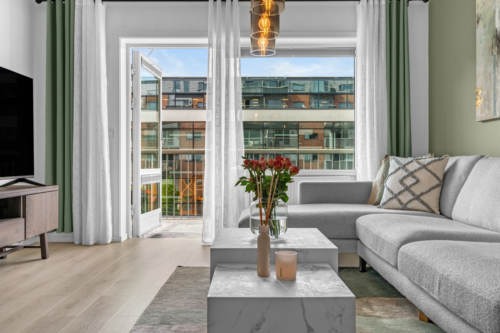 Lys og romslig stue belagt med lys laminatgulv. Galleribilde