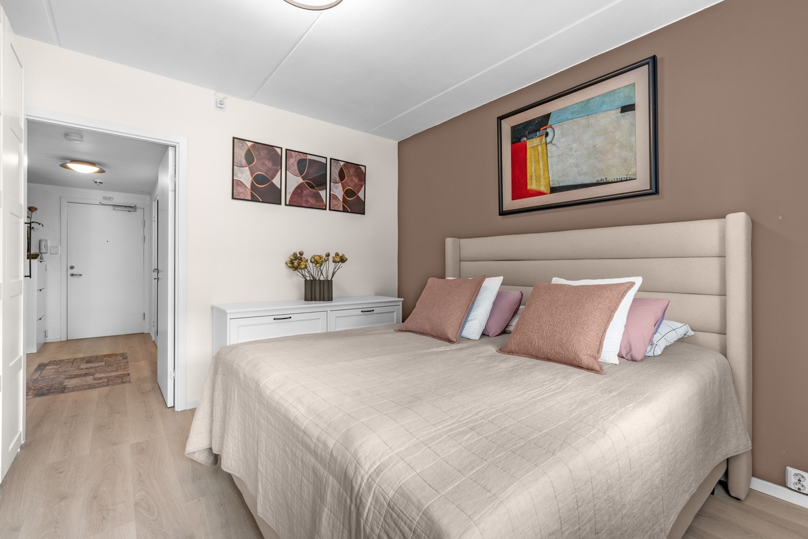 Om ønskelig kan det settes inn nattbord på hver side av sengen. Galleribilde