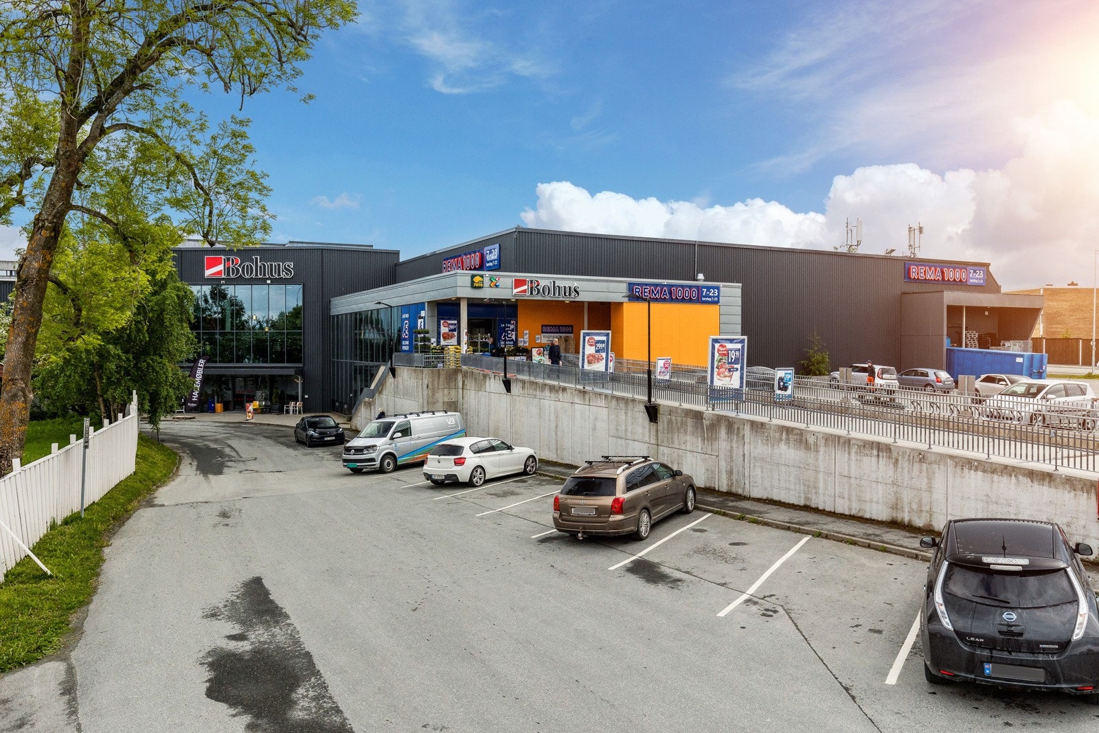 I nærområdet finner du både Bohussenteret og Moholtsenteret, som kan by på fasiliteter som dagligvarebutikker, apotek, legesenter, restaurant, kafé og frisør. Galleribilde