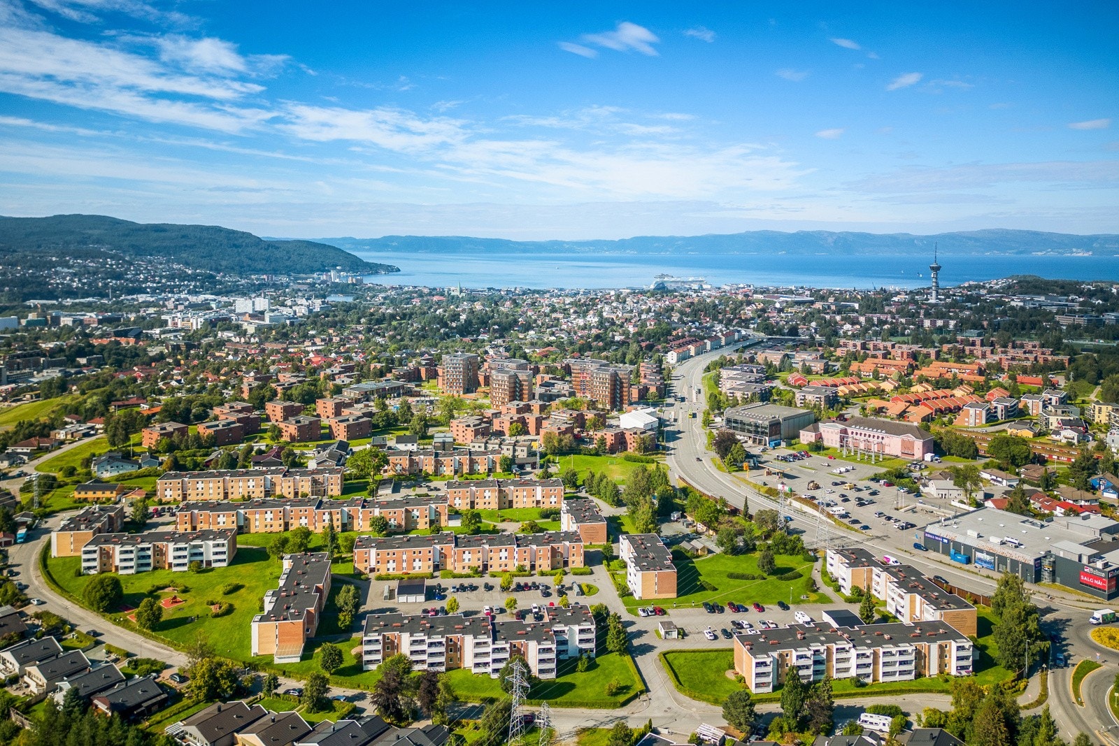 Det er lett adkomst til borettslaget fra omkjøringsveien og p-plass like ved inngangsdøren. Galleribilde