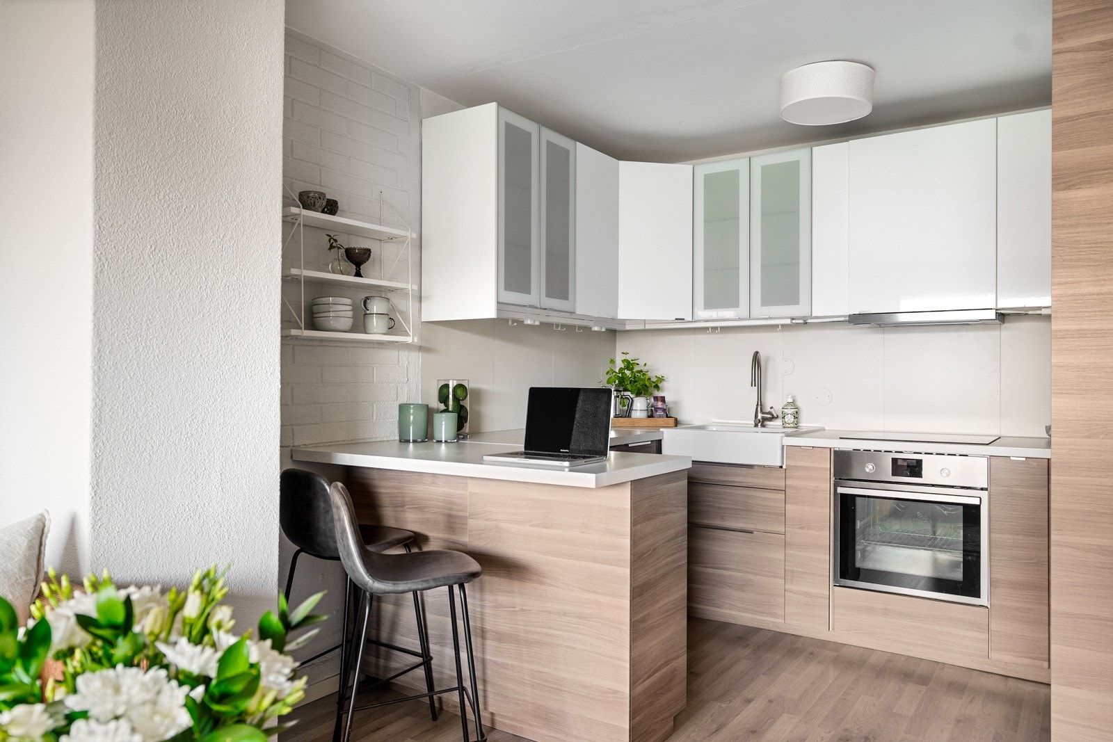 De integrerte hvitevarene medfølger handelen og består av induksjonstopp, komfyr, oppvaskmaskin og kombinert kjøl- og fryseskap. Galleribilde