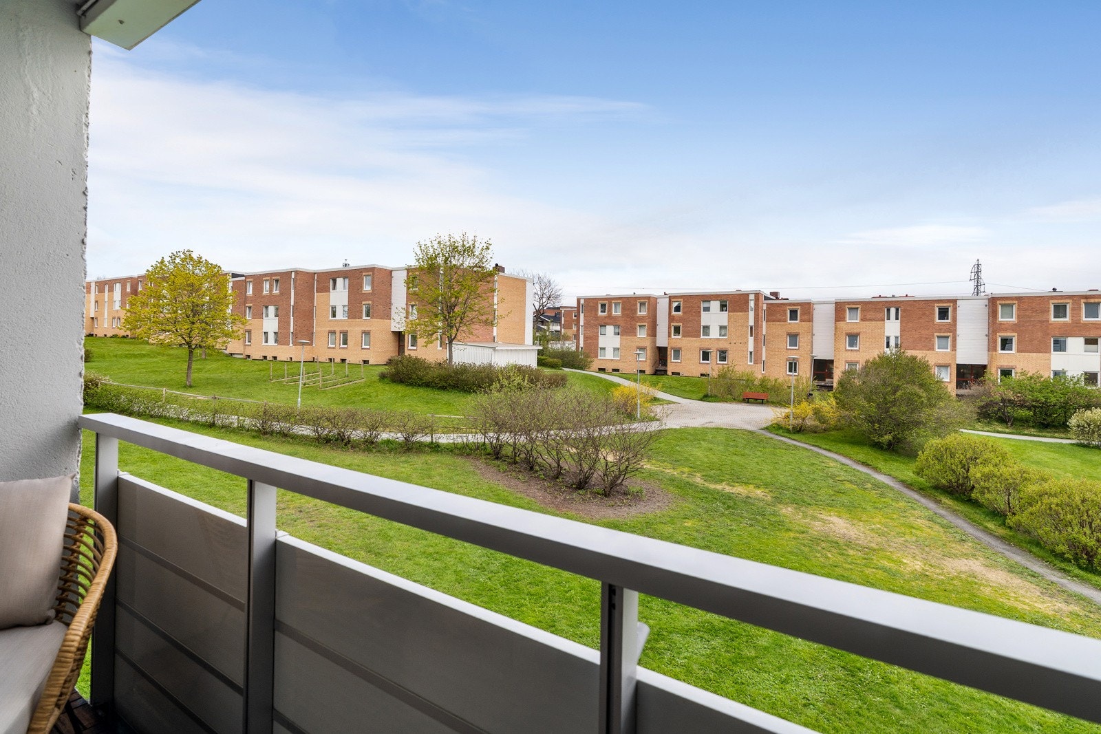Herlige sol- og utsiktsforhold da balkongen vender mot vesthimmelen og man ser ut over et flott, parkmessig opparbeidet fellesareal. Galleribilde