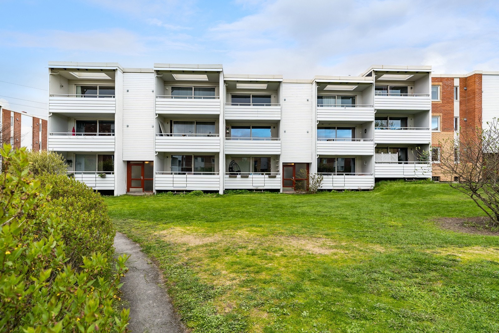 Det er lett adkomst til borettslaget fra omkjøringsveien og p-plass like ved inngangsdøren. Galleribilde