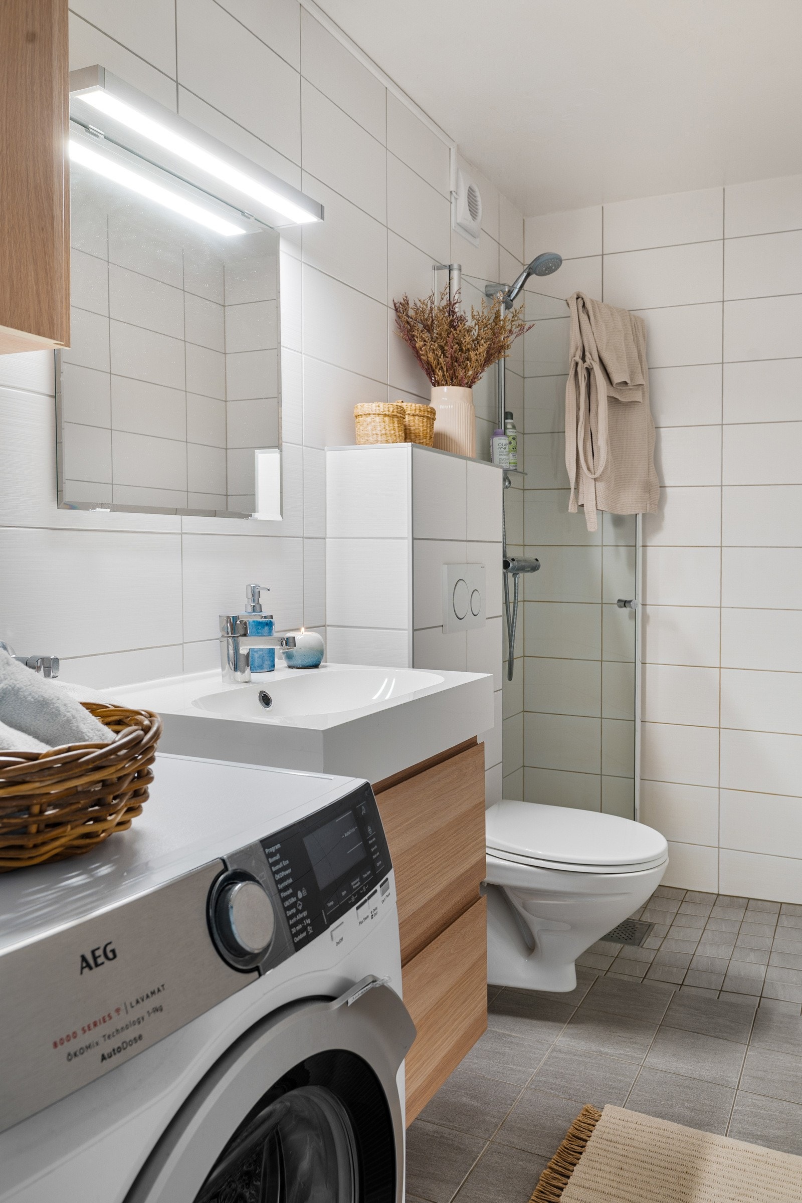 Badet har varmekabler i gulv og har mekanisk avtrekksvifte satt inn i mai 2025. Galleribilde