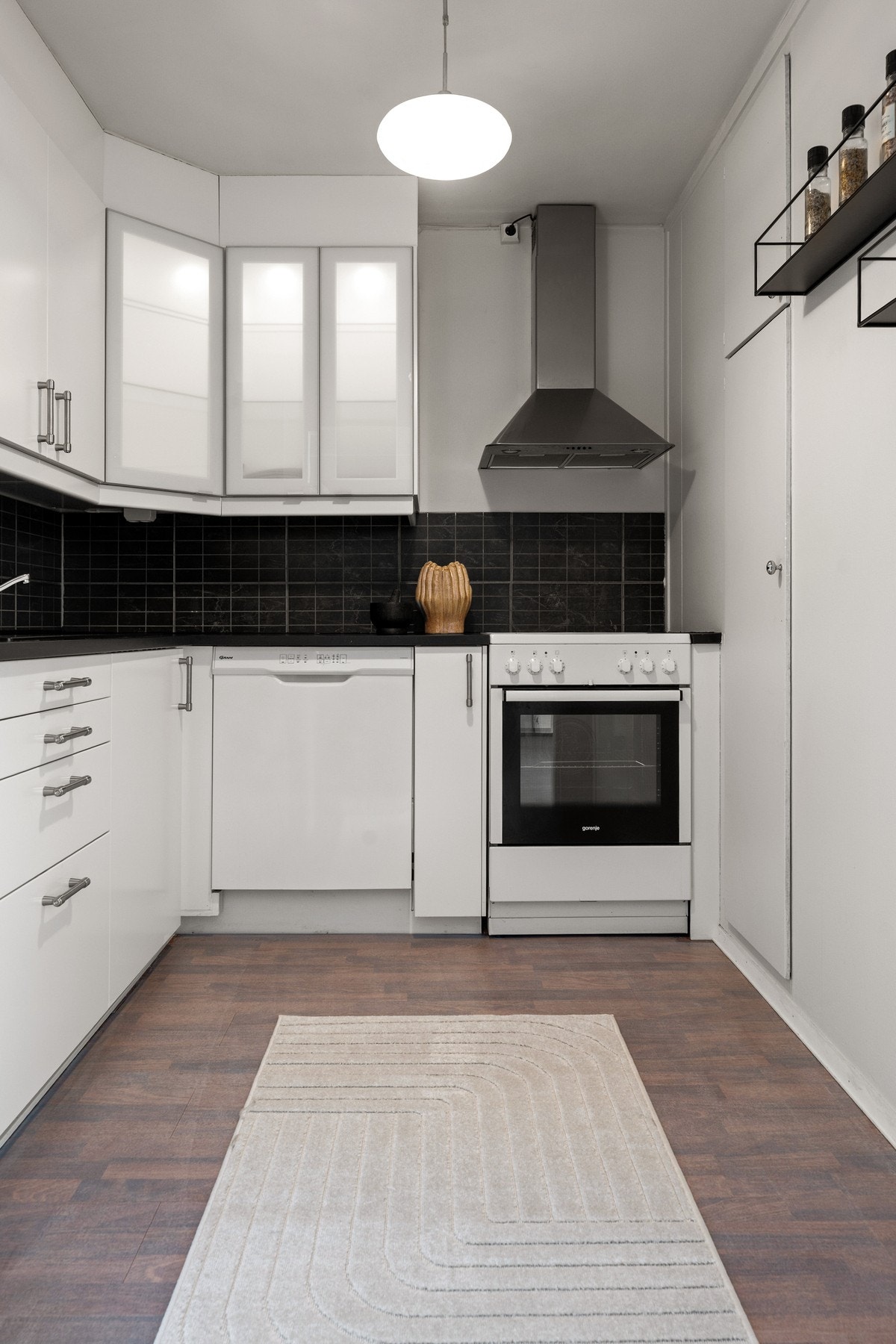 Kjøkkenet er fra 2015, fornyet ved egeninnsats. Galleribilde