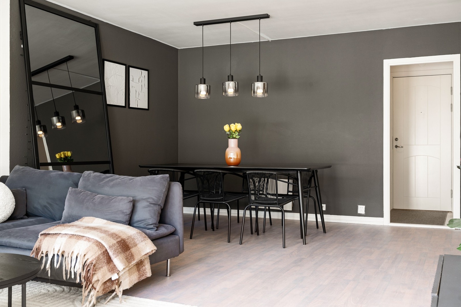 En naturlig sone for plassering av spisestuen. Galleribilde