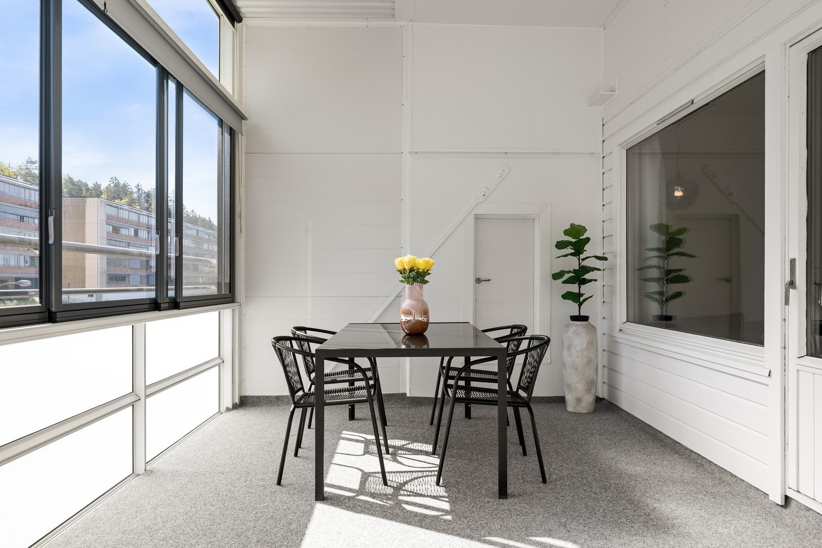 Den innglassede balkongen forlenger stuen ytterligere og fungerer som et ekstra rom - en drøm om sommeren. Galleribilde