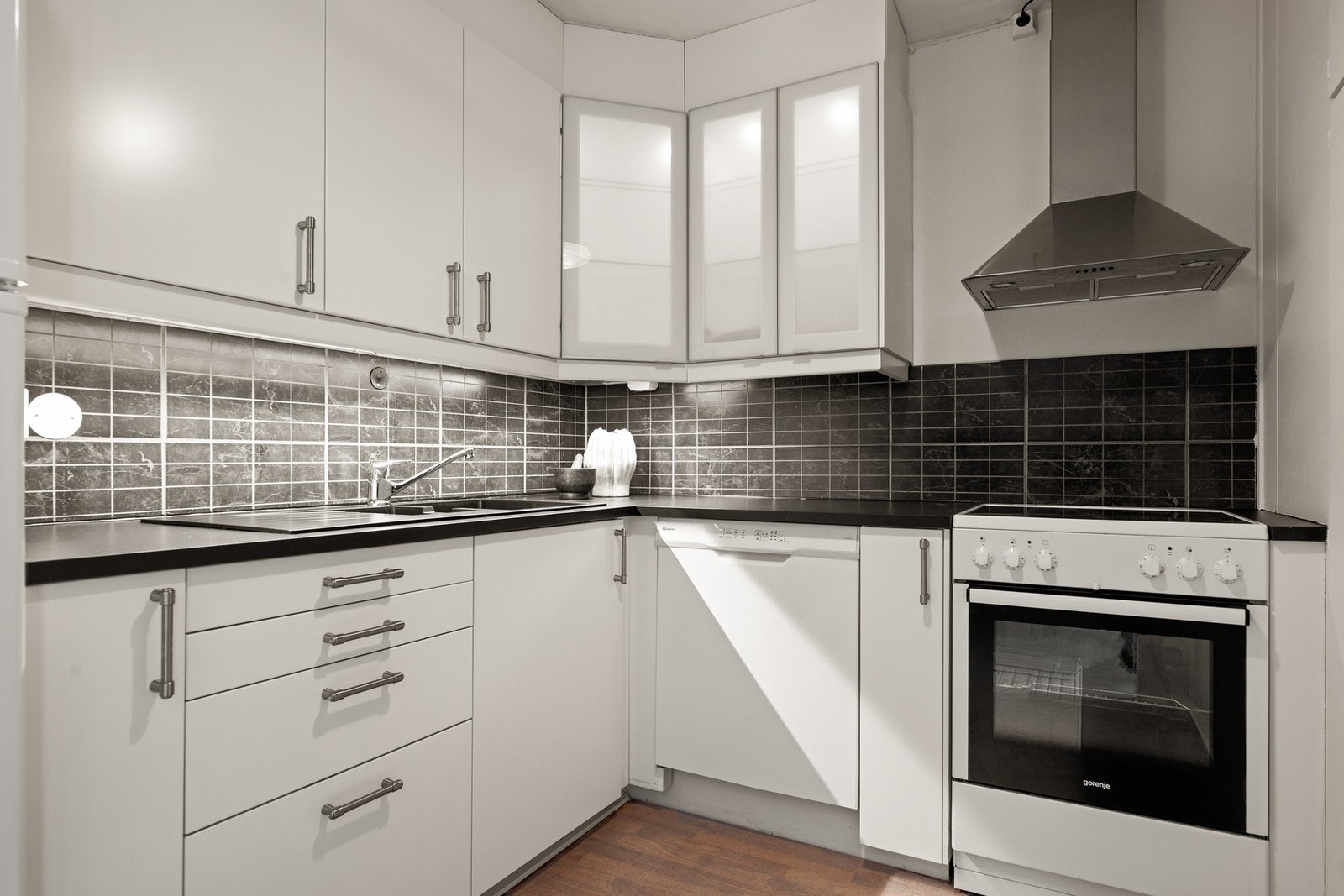 Praktisk kjøkkenkrok med åpen løsning mot stuen. Hvitevarene medfølger salget. Galleribilde